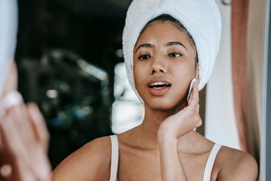 Applying a salicylic acid liquid exfoliant with a cotton pad